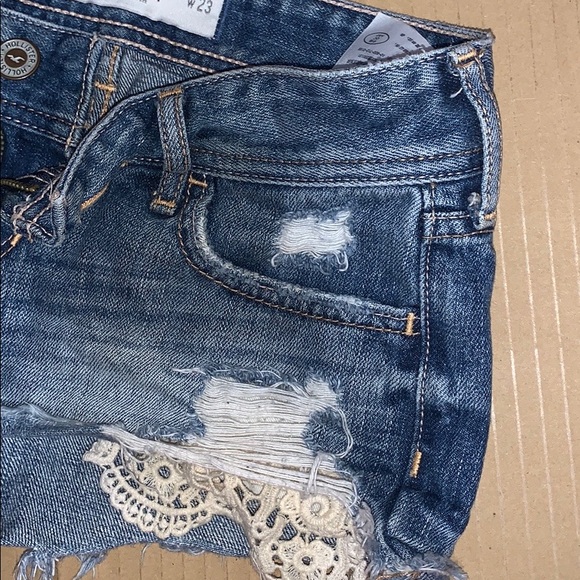 Slightly used Hollister jean shorts - Picture 2 of 4